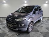 la photo d'une voiture grise garée dans une salle d'exposition