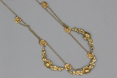 Collerette en or à motifs de roses.