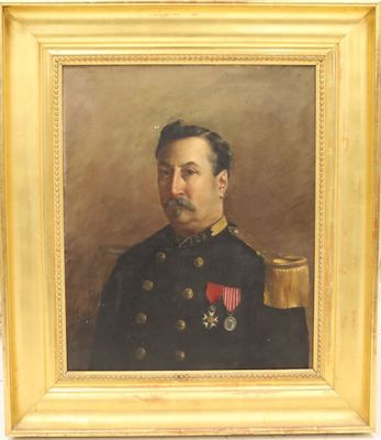 portrait d'un homme en uniforme militaire tenant une tasse