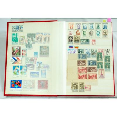 un livre ouvert avec des timbres sur une table