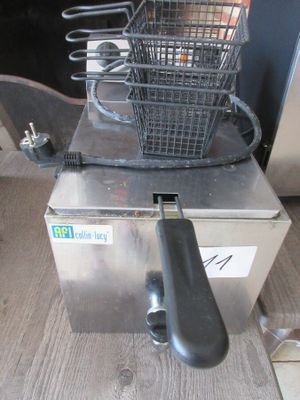 une petite friteuse avec un panier au-dessus