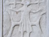 un relief représentant un homme et une femme sur un mur