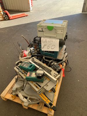 un tas d'outils posés sur une palette dans un entrepôt