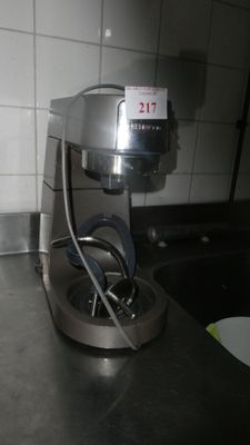 une cafetière posée sur le comptoir d'une cuisine