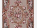 tapis beige et rouge orné de médaillons et de fleurs sur fond blanc