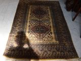 un tapis posé par terre, avec un chat assis dessus