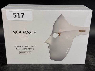 une boîte sur laquelle est représenté un masque blanc, posée sur une table