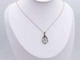 gros plan d'un collier sur un mannequin sur fond blanc