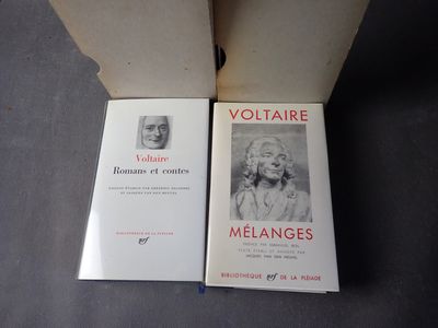 deux livres posés l'un à côté de l'autre sur une table