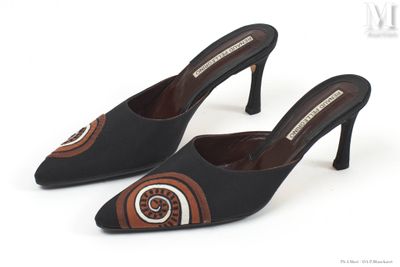 des chaussures noires et marron ornées d'un motif circulaire sur le talon