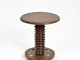 une table ronde en bois avec un piètement en bois sur fond blanc