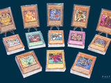de nombreuses cartes exposées sur une table