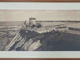 une vieille photo représentant un phare sur un rivage rocheux