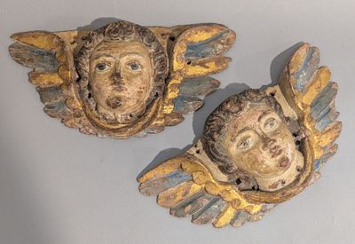 deux statues d'anges sur le mur d'une pièce