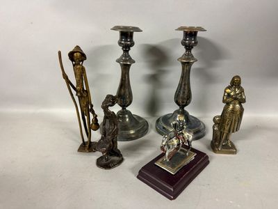 plusieurs types de bougeoirs et de figurines posés sur une table