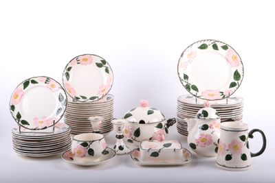 beaucoup d'assiettes et de tasses décorées de fleurs