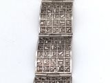 une image représentant un bracelet en argent orné d'inscriptions égyptiennes