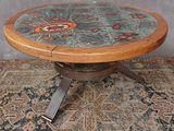 une table ronde posée sur un tapis, avec une horloge dessus