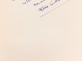 une feuille de papier sur laquelle il y a des mots et dans laquelle se trouve un stylo