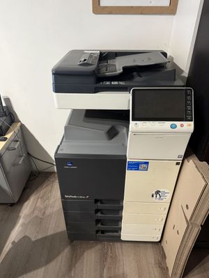 une pile d'imprimantes de bureau posée sur une pile de cartons