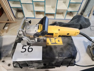 une ponceuse électrique posée sur une table dans une pièce