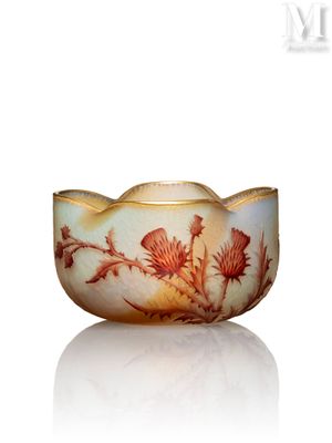 un petit bol orné d'un motif floral