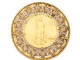 une pièce d'or sur laquelle est représenté un saint