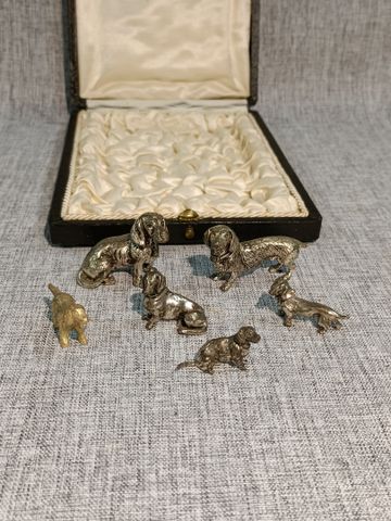 Six chiens objets de vitrine en métal. 
