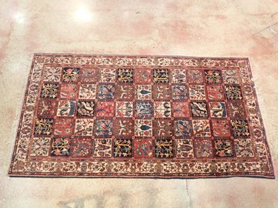 tapis posé au sol au milieu d'une pièce