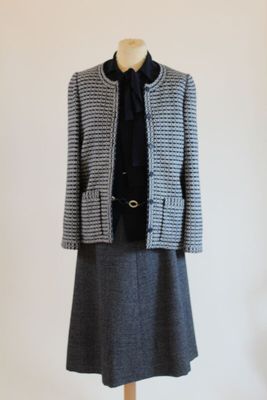 une image d'une robe et d'une veste de femme sur un mannequin
