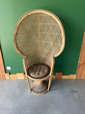 rattan wicker chair with round seat and foot rest