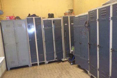 de nombreux casiers bleus alignés les uns à côté des autres dans une pièce