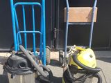 deux aspirateurs et un chariot sur le trottoir