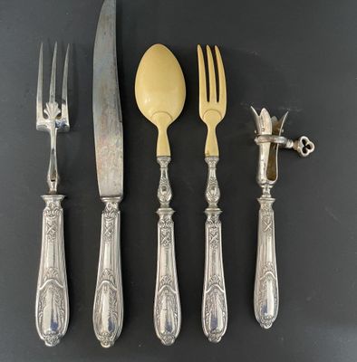 quatre fourchettes, un couteau et une cuillère sur une table