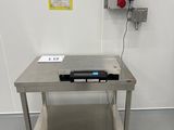 une photo d'une table sur laquelle est posée une balance numérique