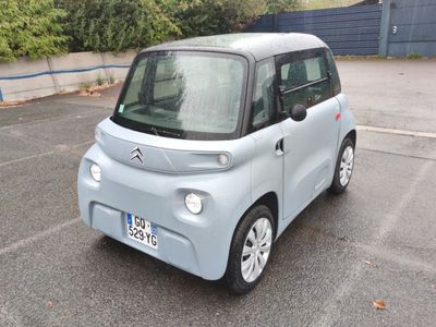 une petite voiture garée dans un parking