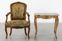 Une table d'appoint avec un plateau en marbre et un fauteuil… (photo 3)