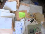 une pile de courrier posée sur une table