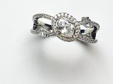 gros plan d'une bague en diamant sur une surface blanche