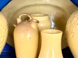 trois vases et un bol posés sur une étagère