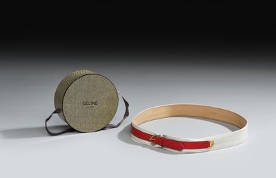une paire de bracelets en cuir rouge et blanc, accompagnée d'un écrin rond