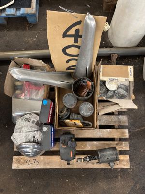 une caisse remplie d'articles divers posée sur une palette