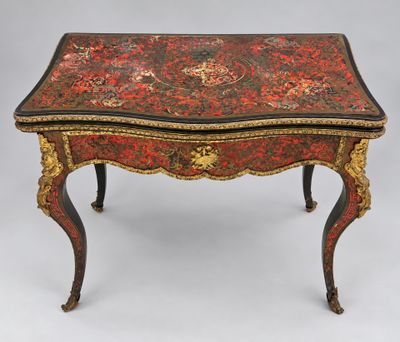 a red and black table with gold trimming on top of it