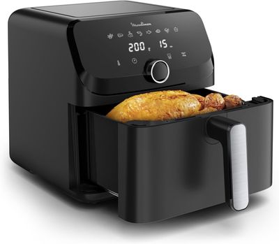 une friteuse à air chaud noire contenant une miche de pain
