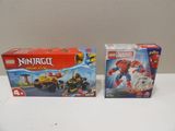 Deux boîtes de Lego sont posées sur une surface blanche.