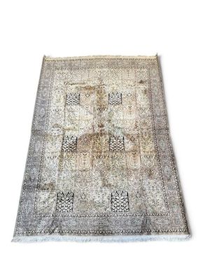 un vieux tapis sur fond blanc