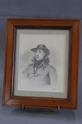portrait d'un homme portant un chapeau et une veste, dans un cadre en bois