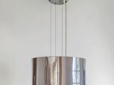 une lampe en argent suspendue au plafond d'une pièce