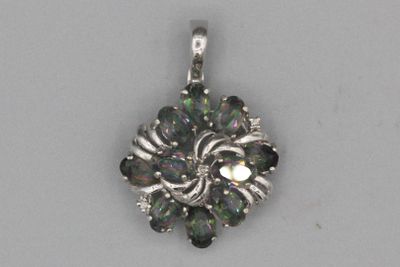 une photo d'un pendentif en argent orné de pierres noires et blanches