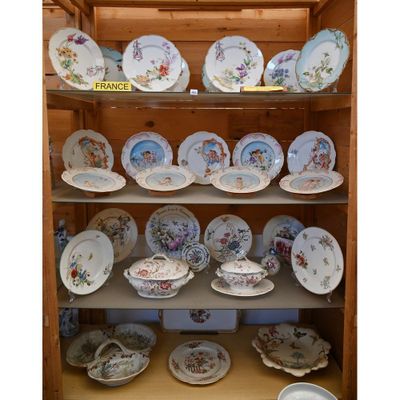 de nombreuses assiettes et bols posés sur une étagère dans un placard